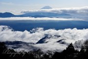 七面山より望む雲海と富士山の写真 「雲をたなびかせ」