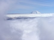 七面山からの富士山の写真 「大波の向こう」