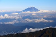 悪沢岳より望む富士山と雲海の写真 「雲上に聳える」