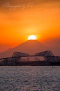 舞浜から望む東京ゲートブリッジとダイヤモンド富士の写真 「重なる時」