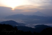 七面山からの御来光の写真 「煙たい朝」