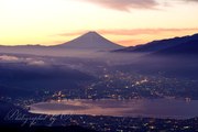 高ボッチ高原からの富士山の写真 「夜明けの街」