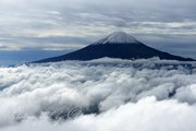 新道峠から雲海の富士山の写真 「雲間の微笑み」