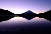 精進湖の逆さ富士の写真 「静寂の畔」