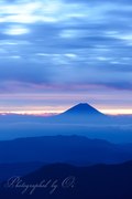 北岳から夜明けの富士山の写真 「紅色染みて」