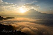 湯之奥猪之頭林道より富士山と雲海とご来光の写真 「大地が魅せる」