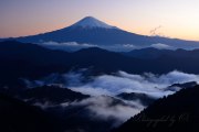 清水吉原の雲海と富士山の写真 「山脈の鼓動」
