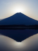 田貫湖のダブルダイヤモンド富士の写真 「双子の兄」