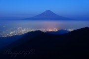 三つ峠の夜景と富士山の写真 「下界を透かして」