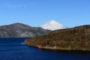 箱根芦ノ湖と富士山の写真 「冬空に顔を出し」