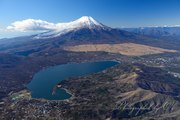 山中湖と富士山の空撮の写真 「山中湖上空」