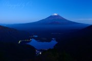 精進峠の夕暮れの富士山の写真 「秋空暮れて」