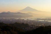 日本平の朝の富士山の写真 「光に満ちて」