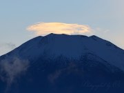 オレンジ色の彩雲と富士山の写真 「夕光の彩雲」