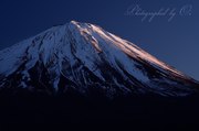 鳴沢村から望む夕暮れの紅富士の写真 「西は紅く」