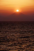 秋谷漁港の写真 「遙かなる灯台」