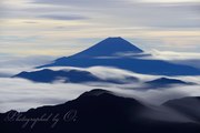 赤石岳から雲海の富士山の写真 「渦雲の中」