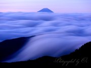 国師ヶ岳の滝雲と富士山の写真 「激流」