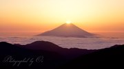 南アルプス小河内岳より望む雲海とダイヤモンド富士の写真 「導きの光」