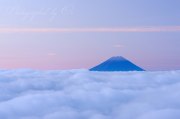 国師ヶ岳の雲海と朝焼けの写真 「雲上ひとすじ」