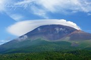 水ヶ塚公園より望む笠雲の富士山（夏）の写真 「夏休みの白帽子」