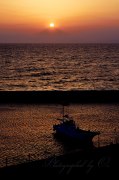 秋谷漁港の写真 「静かなる漁港を照らす」