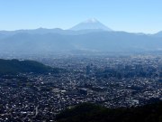 千代田湖白山からの街並みと富士山の写真 「燻銀の街」