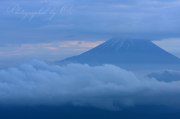 雲海と富士山の写真 「狭間の富士山」