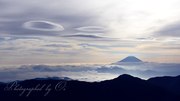 赤石岳から吊るし雲と富士山の写真 「空の遊び場」