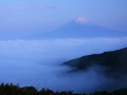 箱根スカイラインの雲海と富士山の写真 「雲上に目覚める」