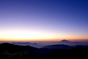 北岳からの夜明けの富士山の写真 「遙かなる夜明け」