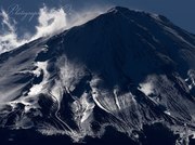 鳴沢村より望む斜面の光る富士山（銀富士）の写真 「睨み」