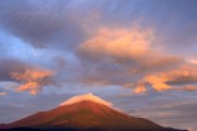 山中湖の赤富士と朝焼けの写真 「弾ける閃光」