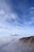 三つ峠の大雲海と富士山の写真 「雲遊ぶ舞台」