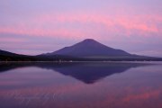 山中湖の朝焼けの写真 「空はいろづき」