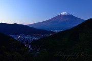 御坂峠・富士見橋から夜明けの富士山の写真 「澄んだ朝」