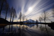 ふもとっぱらの池と富士山と月の写真 「月雲に遊ぶ」