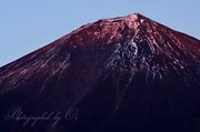 富士桜自然墓地公園から見る赤富士（紅富士）の写真 「残り火」
