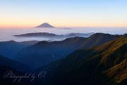 北岳から望む富士山の写真 「山並み照らす」