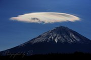 彩雲の笠雲と富士山の写真 「虹のざわめき」