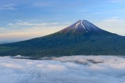 黒岳の雲海と富士山の写真 「朝日を浴びて」