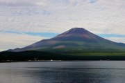 山中湖の縞模様の富士山の写真 「富士はキャンバス」