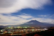 高座山からの夜景と富士山の写真 「夜空を流れて」