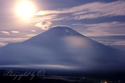 三国峠から望む月と夏の富士山の写真 「ときめきムーン」
