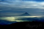 国師ヶ岳の雲海夜景の写真 「夜雲の渦」