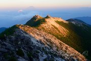 鳳凰三山の夕景と富士山の写真 「残照の夏」