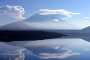 本栖湖の逆さ富士と笠雲の写真 「南風のいたずら」