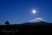 御殿場からの満月と富士山の写真 「夜空に示す」