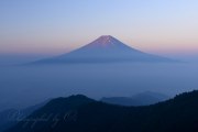 三つ峠の赤富士の写真 「霞の霊峰」