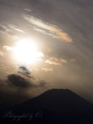 二十曲峠から望む彩雲と富士山の写真 「虹は駆け征く」